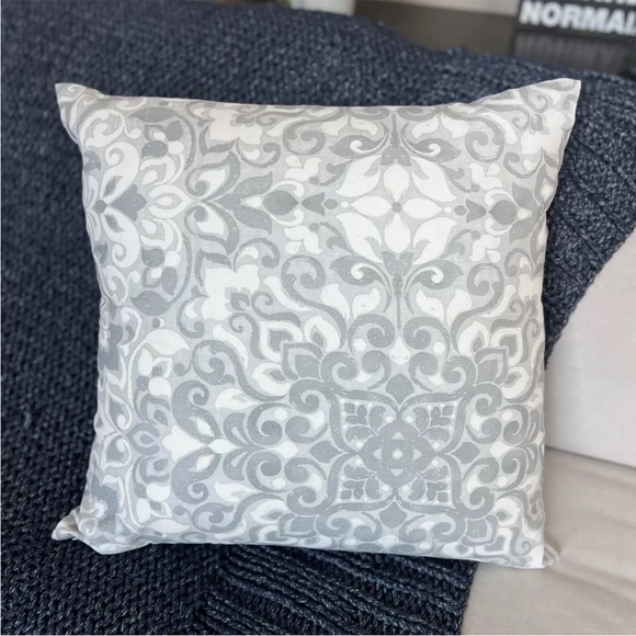 1 NEW Pottery Barn Elsin 22x22” Linen Cotton Pillow Cover Gray Floral Medallion - Picture 7 of 10